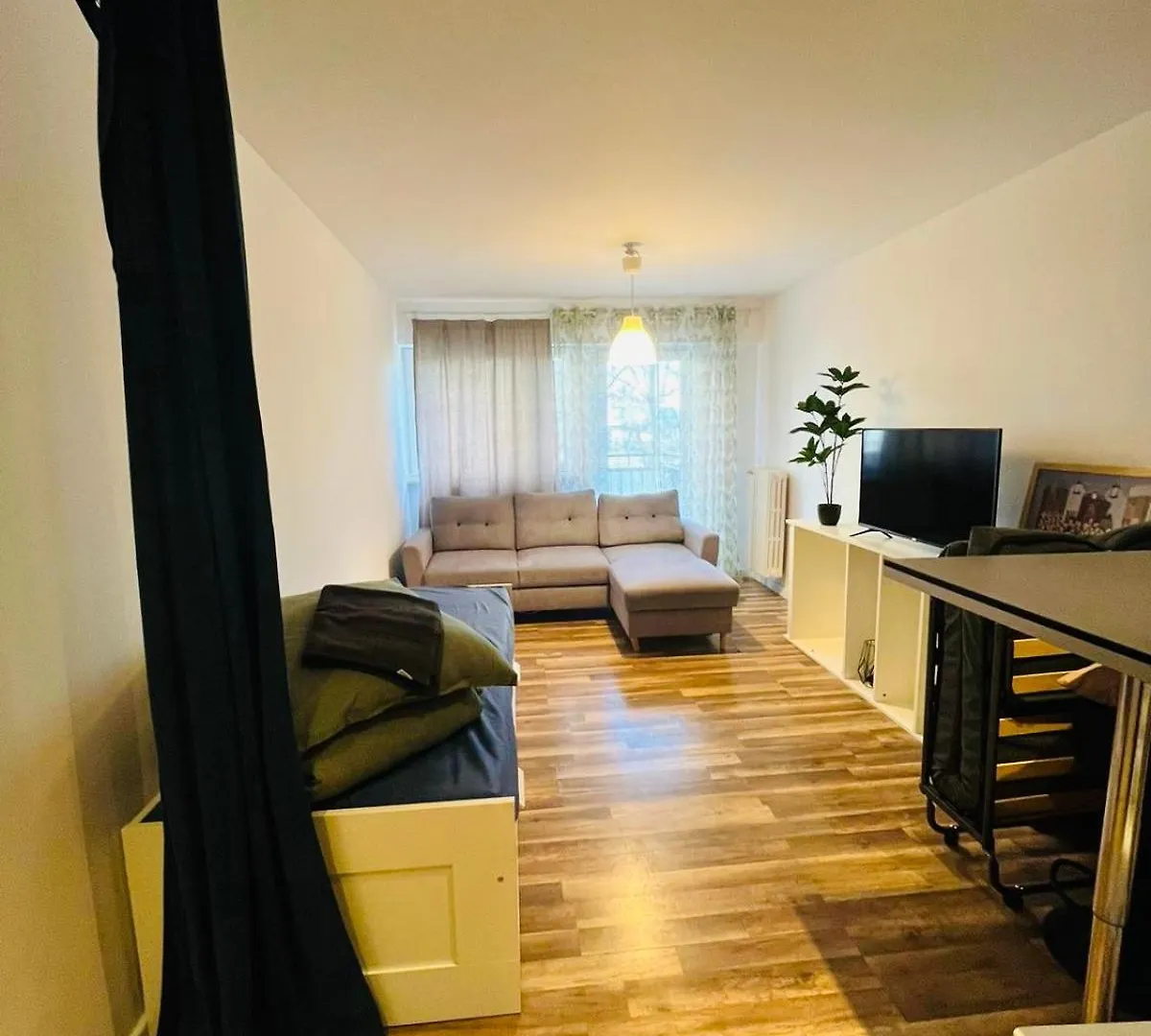 Workation, Centre, 4-5 Persons 3-4 Nights Best Offer, Nature Park Metro 1Min , 15 Min Palac Kultury, Balcony, Quiet, Easy Parking Chroniony Warsaw Apartment