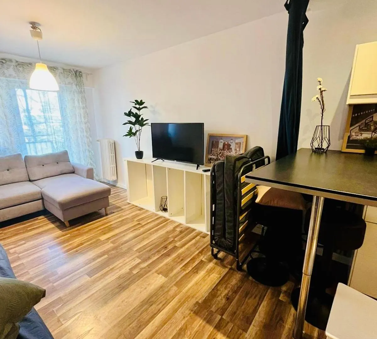 Apartment Workation, Centre, 4-5 Persons 3-4 Nights Best Offer, Nature Park Metro 1Min , 15 Min Palac Kultury, Balcony, Quiet, Easy Parking Chroniony Warsaw Poland