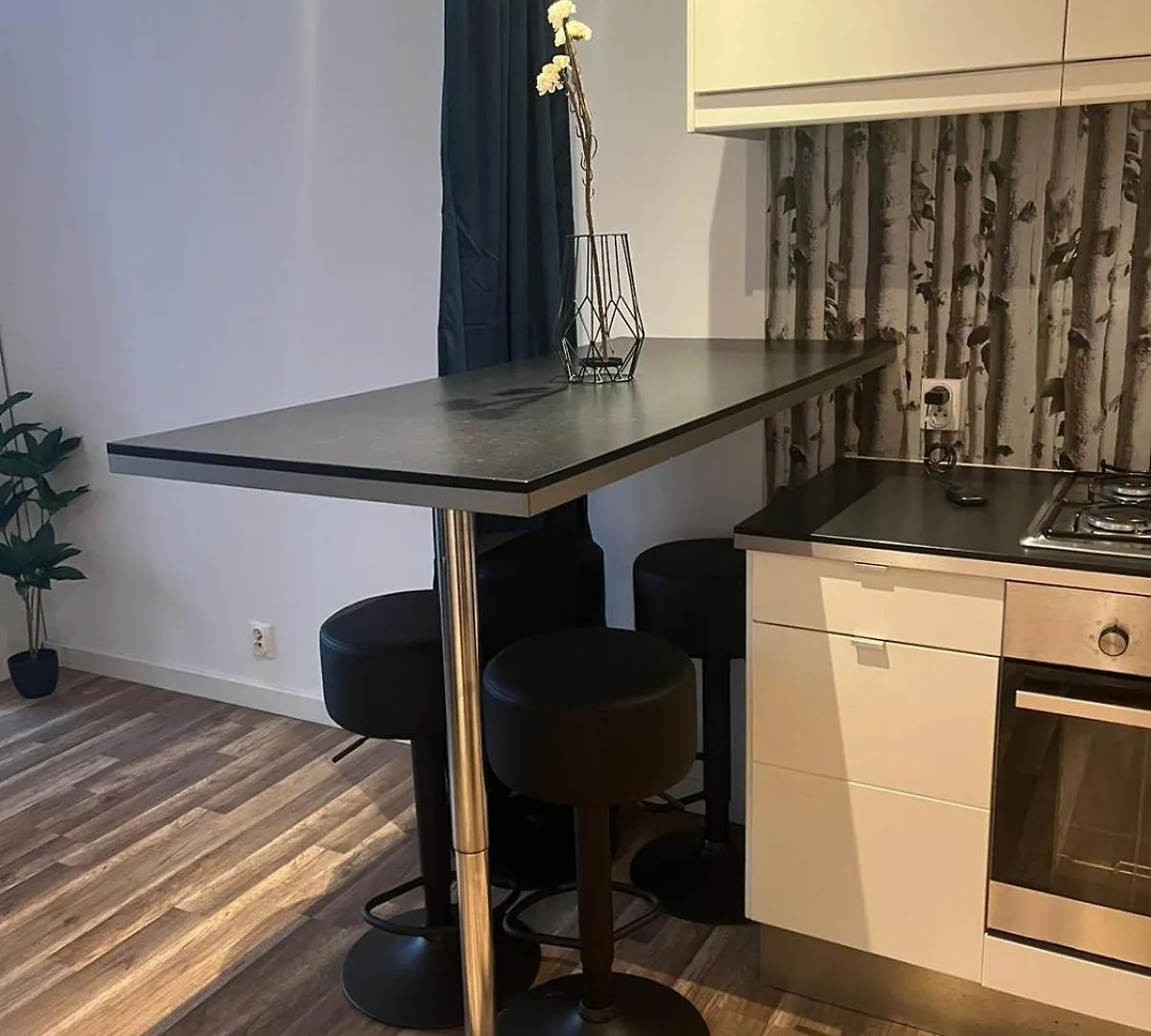 Apartment Workation, Centre, 4-5 Persons 3-4 Nights Best Offer, Nature Park Metro 1Min , 15 Min Palac Kultury, Balcony, Quiet, Easy Parking Chroniony Warsaw Poland