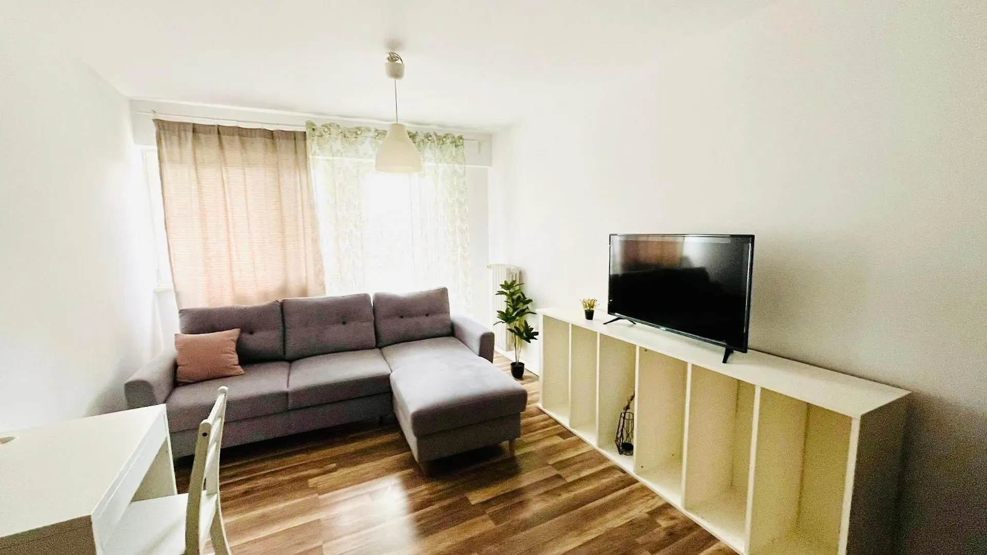 Workation, Centre, 4-5 Persons 3-4 Nights Best Offer, Nature Park Metro 1Min , 15 Min Palac Kultury, Balcony, Quiet, Easy Parking Chroniony Warsaw 0*,  Poland