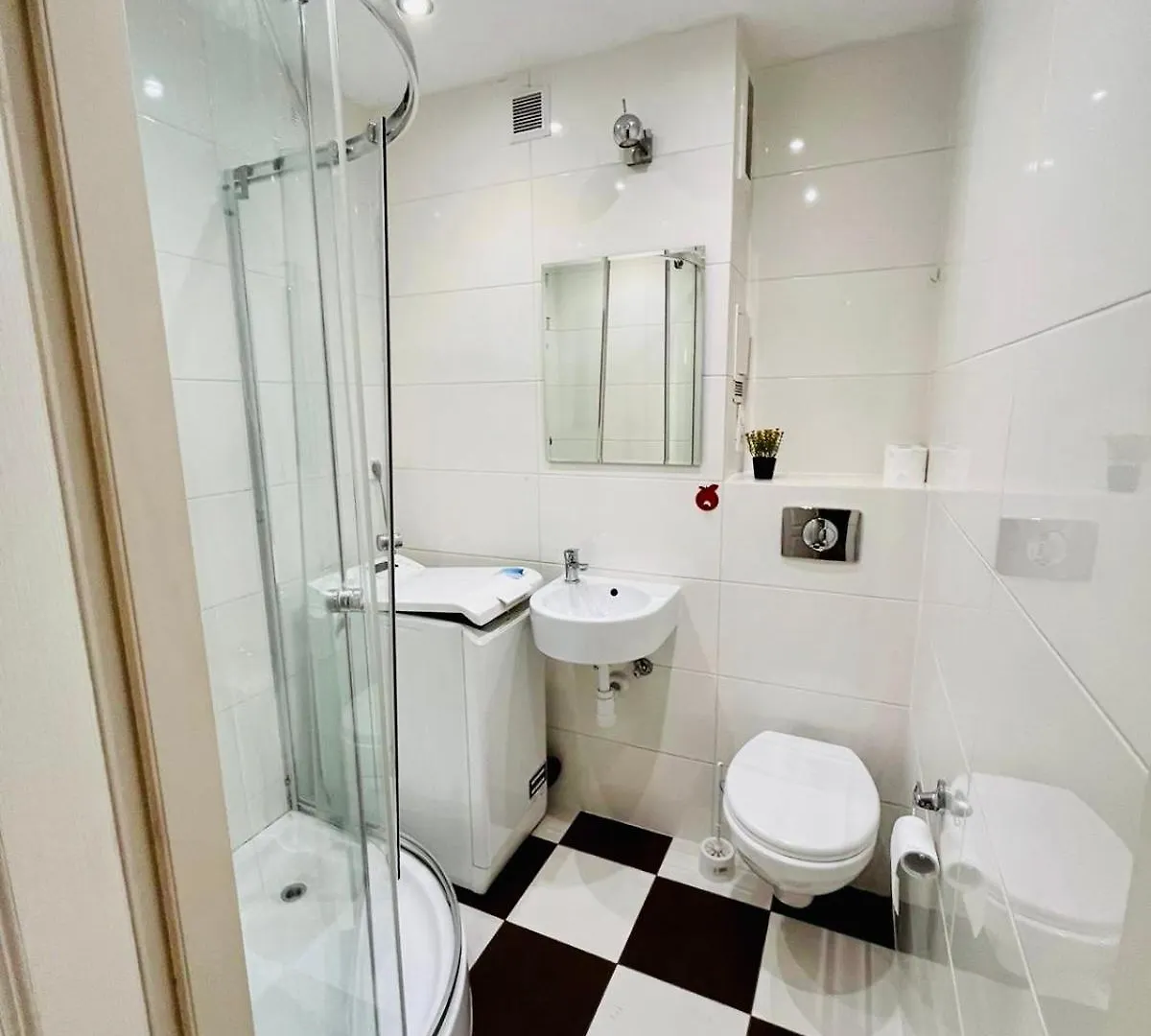 Workation, Centre, 4-5 Persons 3-4 Nights Best Offer, Nature Park Metro 1Min , 15 Min Palac Kultury, Balcony, Quiet, Easy Parking Chroniony Warsaw