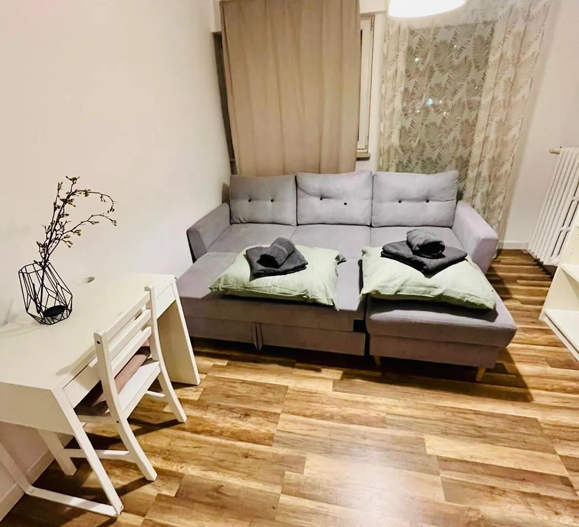 Workation, Centre, 4-5 Persons 3-4 Nights Best Offer, Nature Park Metro 1Min , 15 Min Palac Kultury, Balcony, Quiet, Easy Parking Chroniony Warsaw Apartment