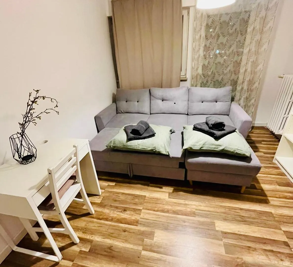 Workation, Centre, 4-5 Persons 3-4 Nights Best Offer, Nature Park Metro 1Min , 15 Min Palac Kultury, Balcony, Quiet, Easy Parking Chroniony Warsaw 0*,