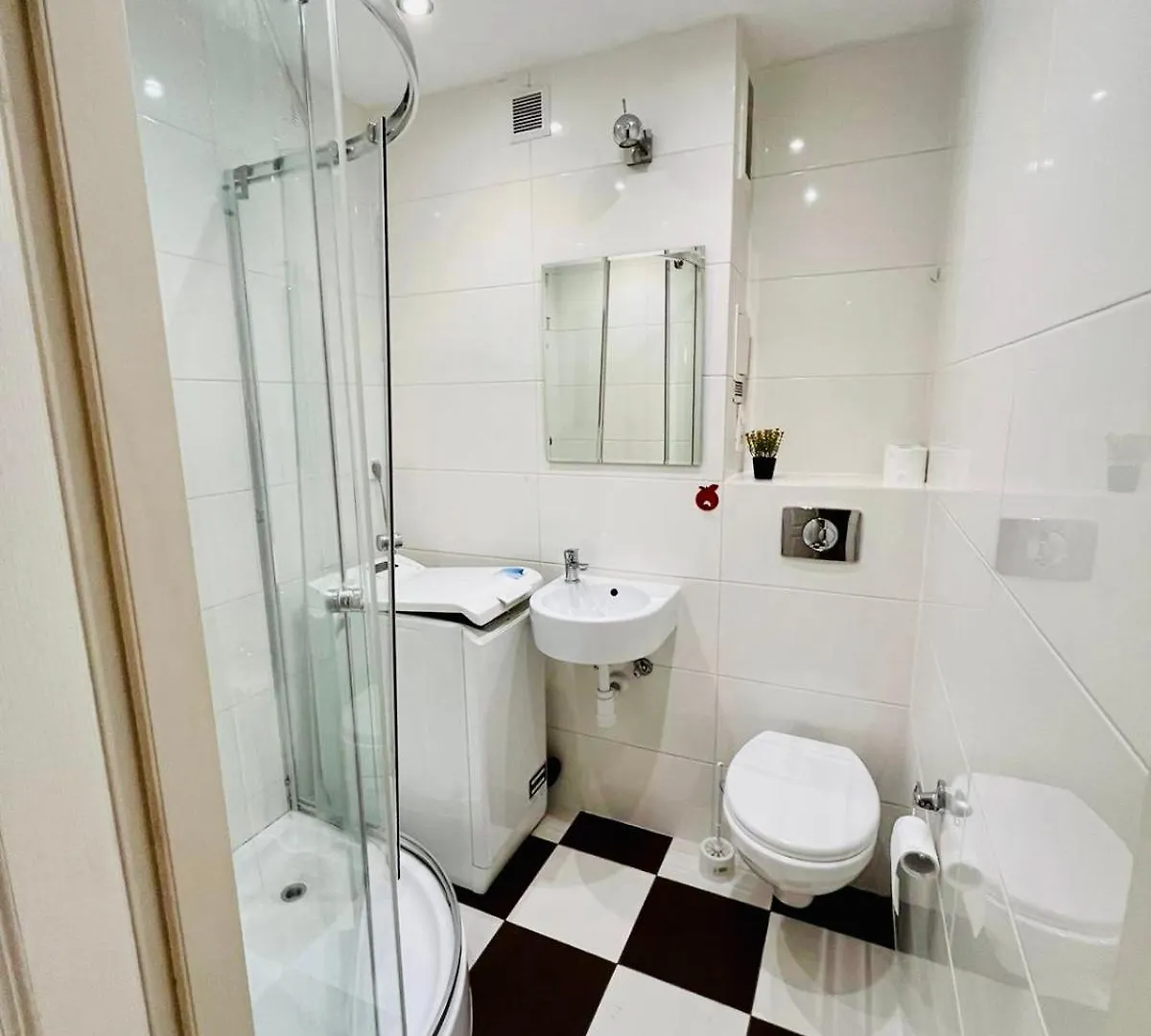 Apartment Workation, Centre, 4-5 Persons 3-4 Nights Best Offer, Nature Park Metro 1Min , 15 Min Palac Kultury, Balcony, Quiet, Easy Parking Chroniony Warsaw