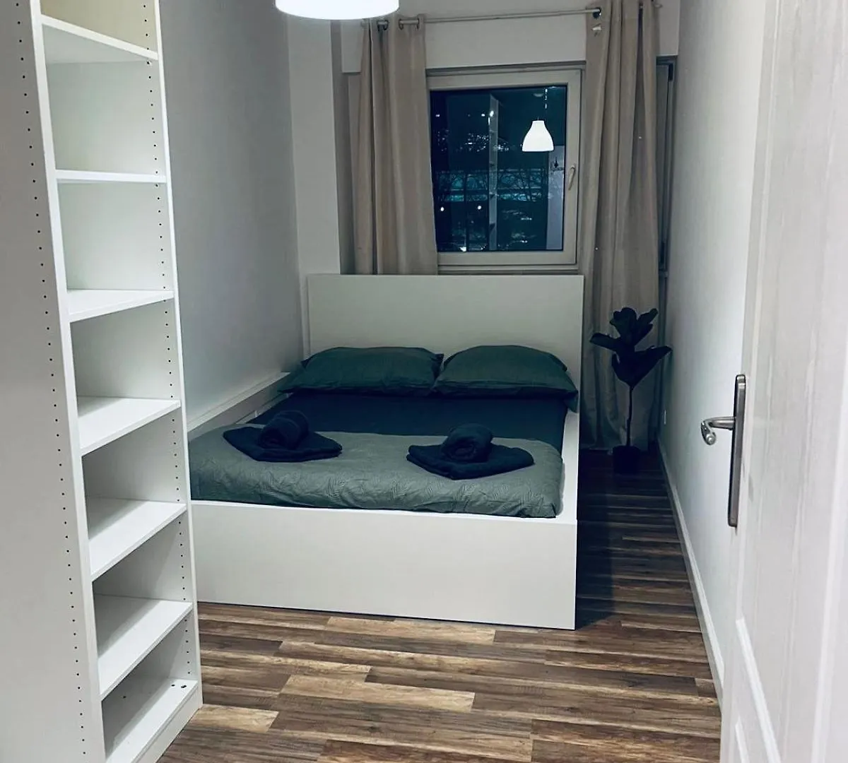 Workation, Centre, 4-5 Persons 3-4 Nights Best Offer, Nature Park Metro 1Min , 15 Min Palac Kultury, Balcony, Quiet, Easy Parking Chroniony Warsaw