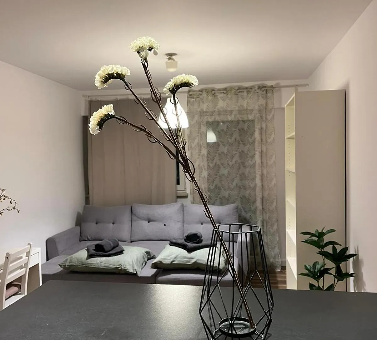 Apartment Workation, Centre, 4-5 Persons 3-4 Nights Best Offer, Nature Park Metro 1Min , 15 Min Palac Kultury, Balcony, Quiet, Easy Parking Chroniony Warsaw