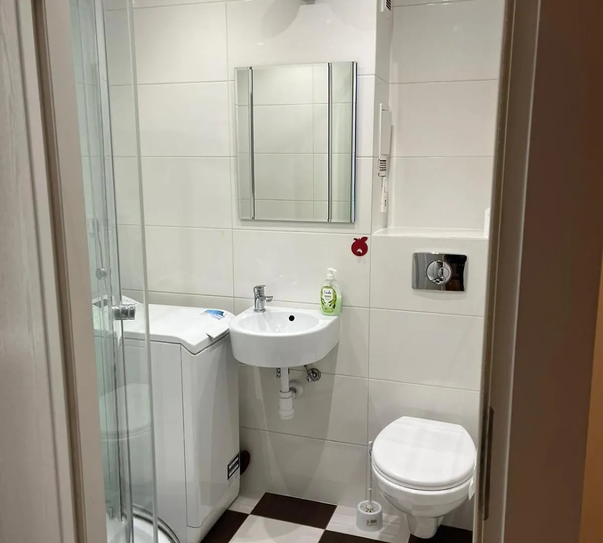 Workation, Centre, 4-5 Persons 3-4 Nights Best Offer, Nature Park Metro 1Min , 15 Min Palac Kultury, Balcony, Quiet, Easy Parking Chroniony Warsaw 0*,