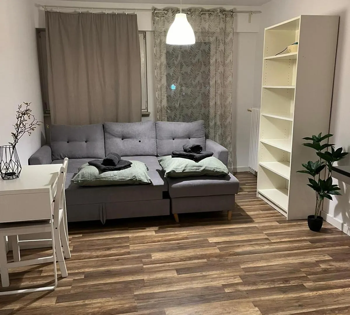Apartment Workation, Centre, 4-5 Persons 3-4 Nights Best Offer, Nature Park Metro 1Min , 15 Min Palac Kultury, Balcony, Quiet, Easy Parking Chroniony Warsaw
